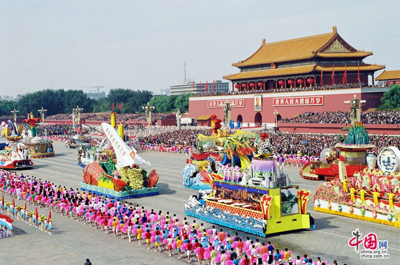 1999 年 ， 天安门广场 ， 庆祝 建国 50 周年 游行 阅兵。 花车 方 队